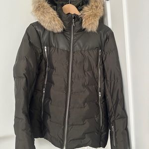 Spider Women's size 8 ski jacket. Removable Faux fur hood accent.